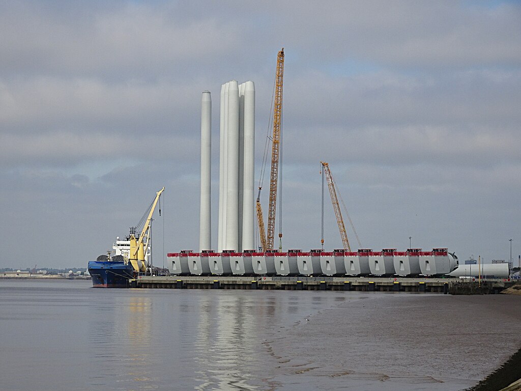 Siemens Gamesa, Alexandra Dock, Kingston upon Hull Wind turbines being loaded onto 'BBC Philippines', dry bulk / mini bulkers 3 ship, built 2023, Taizhou, China. The vessel arrived in the port on 19 May 2025.
